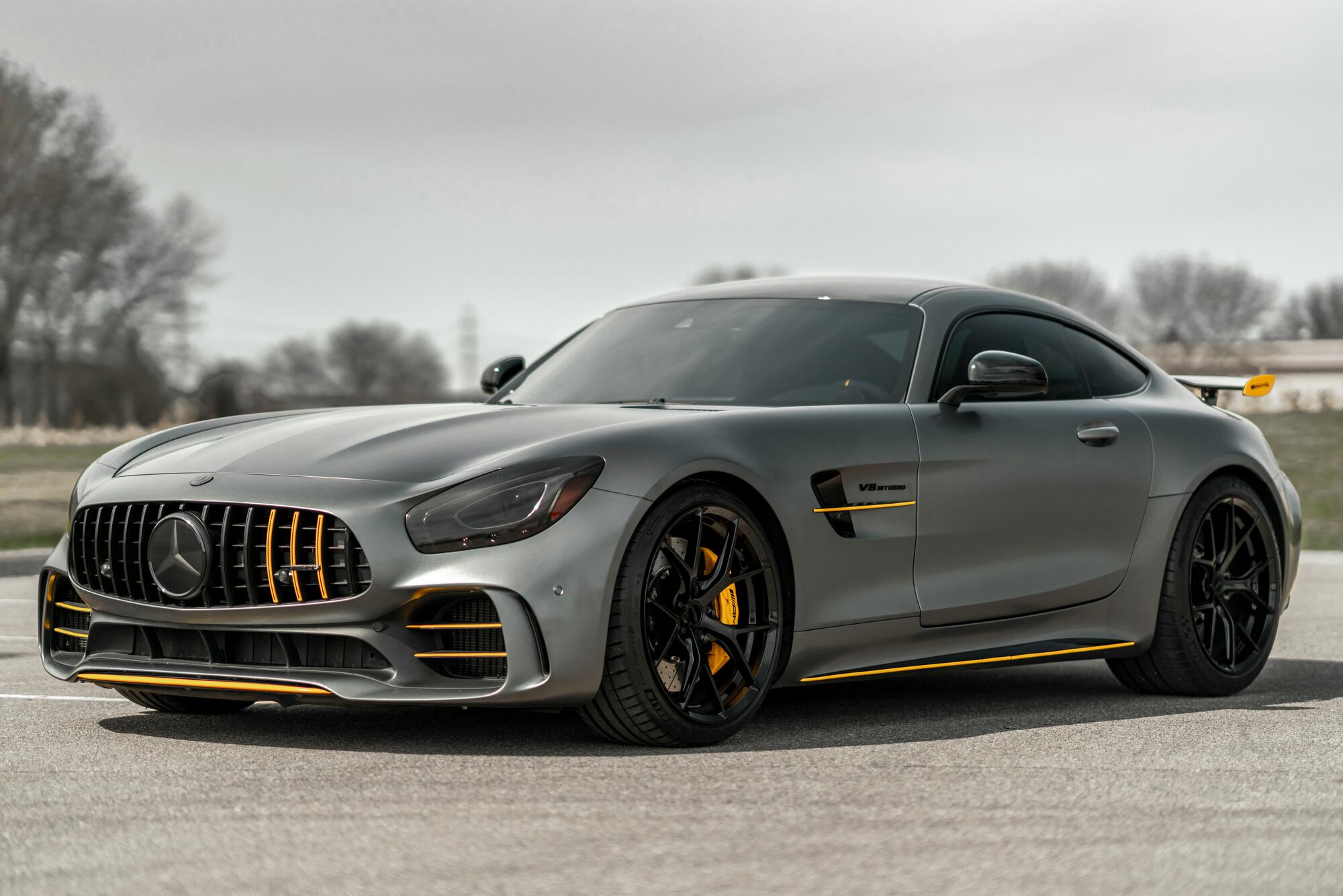 Mercedes-AMG GT R, siv z rumenimi akcenti, pogled od spredaj s strani