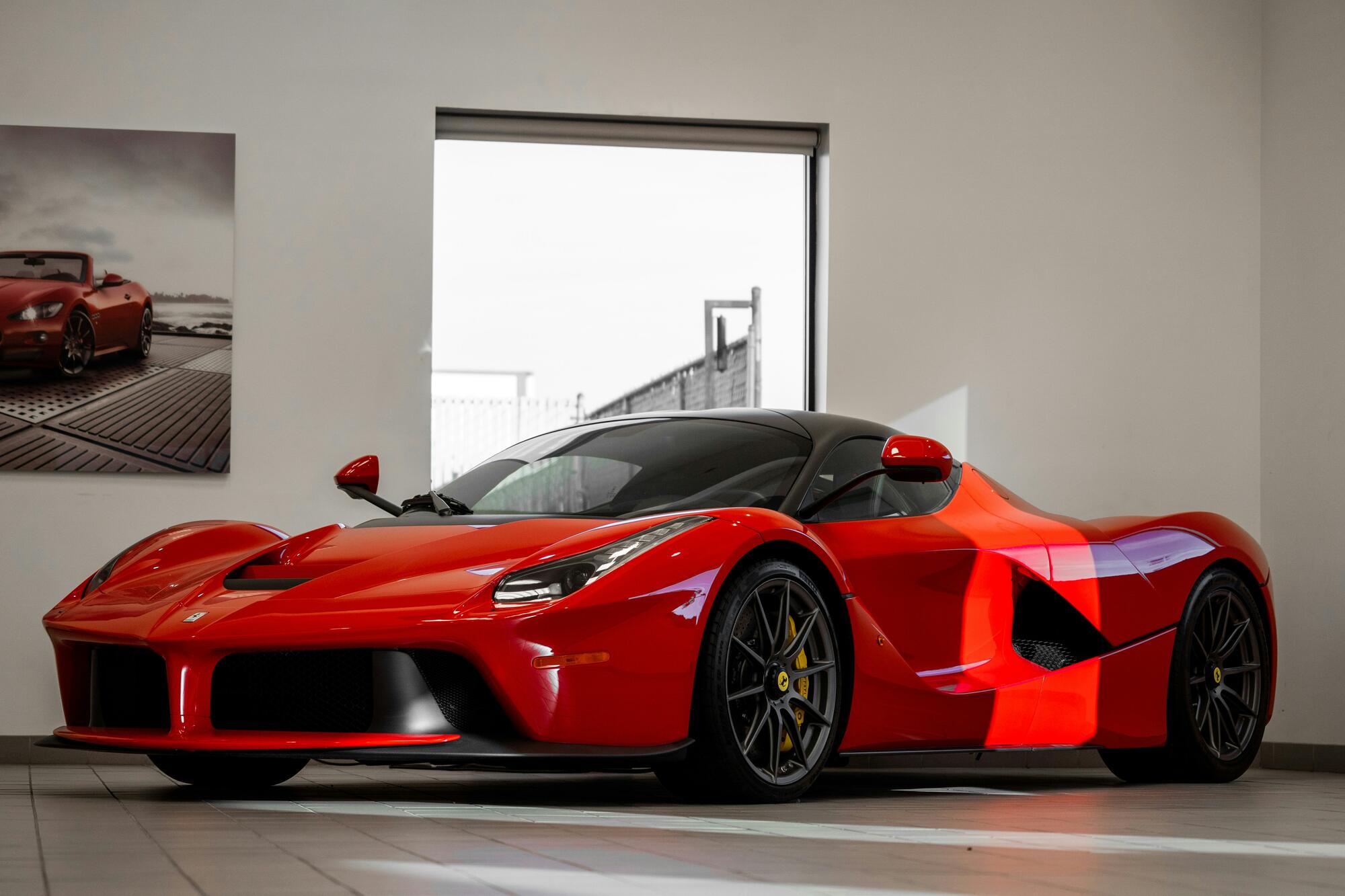 Ferrari LaFerrari, rdeč, v svetlem razstavnem salonu