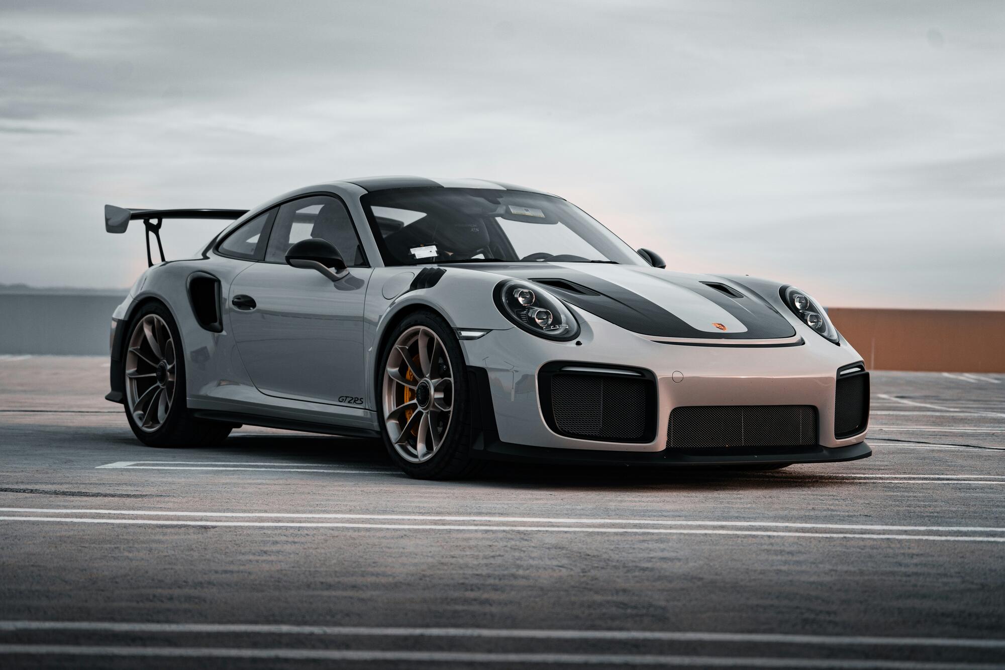 Porsche 911 GT2 RS, siv, pogled od spredaj na parkirni hiši